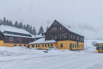 Berggasthof am Grenzübergang Oberwiesenthal: Fast alles neu im „Neuen Haus“ - Der Berggasthof „Neues Haus“ liegt direkt an der B 95 am Abzweig zum Grenzübergang nach Tschechien. Laut dem vorherigen Besitzer, Mario Groth aus Oberwiesenthal, wurde der vordere Teil circa um 1820 gebaut.