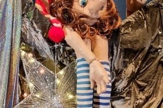 Berggeist Knuffel ruft in den Berg - Berggeist Knuffel bei den Dreharbeiten zur Weihnachtssendung 2021. 