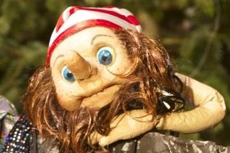 Berggeist Knuffel ruft in den Berg - Berggeist Knuffel freut sich auf ein Wiedersehen mit seinen kleinen Freunden.