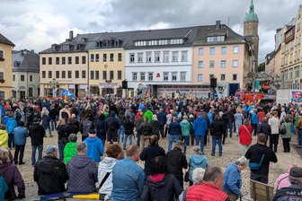 „Berggeschrey“ im Erzgebirge: Hunderte Teilnehmer bei Kundgebung - Der Markt in Annaberg-Buchholz am Donnerstagabend kurz nach Beginn der Kundgebung.