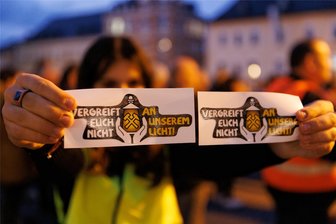 „Berggeschrey“ in Annaberg: Organisatoren wollen ohne Prominente auskommen - Die Aufkleber vom „Berggeschrey“ sind überall im Erzgebirge zu finden. Anfangs ging es um die Sorge der Menschen wegen steigender Energiepreise und angekündigter Sparmaßnahmen wie bei der Weihnachtsbeleuchtung.