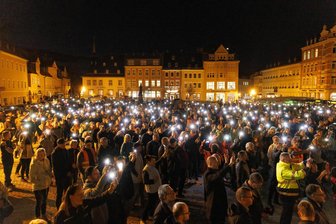 "Berggeschrey" jetzt auch gegen Windkraft und Migration: Ein Busunternehmer erklärt, wie der Erzgebirger tickt - Das Licht bleibt an: Der Protest in Annaberg gegen die hohen Energiepreise traf im vergangenen Herbst den Nerv vieler Menschen. 