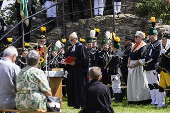 Berggottesdienst im Erzgebirge wird zum Besuchermagnet: Hunderte Gäste kommen auf Schreckenberg - Pfarrer Thomas Knittel hielt die Andacht zum Berggottesdienst auf dem Schreckenberg.