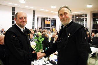 Berghauptquartal wählt Nachfolger - Knut Neumann, der scheidende Vorsitzende der Historischen Freiberger Berg- und Hüttenknappschaft (r.), übergibt die Geschäfte an seinen Nachfolger Heiko Götze.
