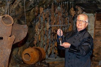 Bergknappe Gert Müller wird Ehrenbürger - Bergknappe Gert Müller in "seinem" Luftschutzmuseum. Der 74-Jährige wird im Herbst zum Plauener Ehrenbürger ernannt - die höchste Auszeichnung der Stadt.