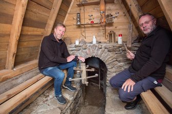 Bergknappschaft Seiffen öffnet für jedermann normalerweise verschlossene Tür - Vereinsvorsitzender Jörg Beyer und Pfarrer Michael Harzer (v. l.) im Segen-Gottes-Erbstollen in Seiffen.