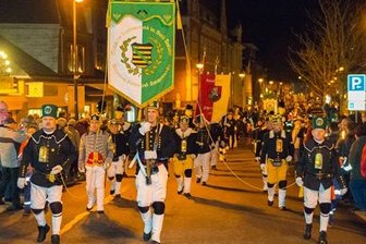 Bergleute marschieren durch Schwarzenberg - 