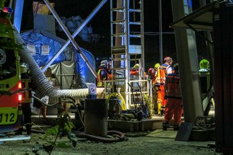 Bergmann bei Grubenunfall im Erzgebirge schwer verletzt - Aus rund 100 Meter Tiefe musste in der Nacht zum Freitag ein schwer verletzter Bergmann geborgen werden. 