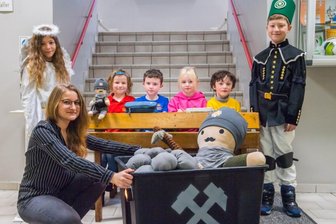 Bergmann grüßt jetzt als Maskottchen im Foyer der Grundschule Eibenstock -