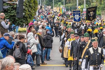 Bergmannstag in Olbernhau lockt 30.000 Besucher an - Circa 1700 Trachtenträger haben am Sonntag die große Bergparade in Olbernhau gestaltet. An der rund drei Kilometer langen Strecke zwischen der Saigerhütte und dem Gessingplatz in der Innenstadt drängten sich die Besucher eng an eng.