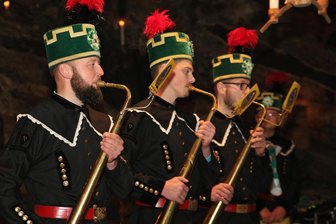 „Bergmannsweihnacht“ in den Zinnkammern Pöhla: Gastspiel des Erzgebirgsensembles Aue - Christian Lau, Lukas Schürer und Konrad Egermann (v. l.) gehören zu den Bläsern des Erzgebirgsensembles Aue.