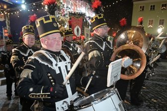 Bergparade als Höhepunkt und Abschluss des 332. Lößnitzer Weihnachtsmarktes - Die Bergparade des Sächsischen Landesverbandes der Bergmanns-, Hütten- und Knappenvereine hat den Abschluss gebildet zum 332. Lößnitzer Weihnachtsmarkt