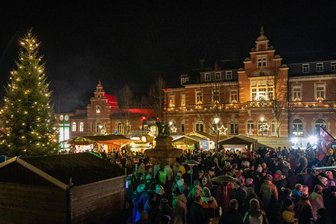 Bergparade, Bratwurstpreis, Sicherheit: Was Besucher zum Weihnachtsmarkt in Oelsnitz wissen müssen - Der Oelsnitzer Weihnachtsmarkt erstreckt sich diesmal über drei Tage.