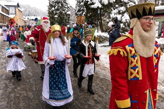 Bergparade, Schneeflocken, Glühwein: In Seiffen startet der Weihnachtszauber - Die Kindertrachtengruppe Lebendiges Spielzeug erweckt Bergmann, Lichterengel, Bergmann und viele weitere Figuren zum Leben.