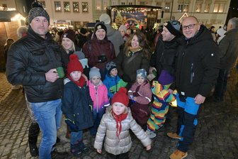 Bergparade, Schwibbögen - und der Mikuláš: So feierten Erzgebirger den 3. Advent - Der FC Lößnitz – rechts Vorstandsmitglied Pierre Söllner – hat auf dem Lößnitzer Weihnachtmarkt eine eigene Bude betrieben.