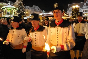 Bergparade und geheimnisvolle Türchen: Weihnachtliches zum zweiten Adventswochenende - Die Bergparade ist nicht wegzudenken aus der Silberstadt. Am 9. Dezember ziehen die Bergleute wieder zum Freiberger Obermarkt.