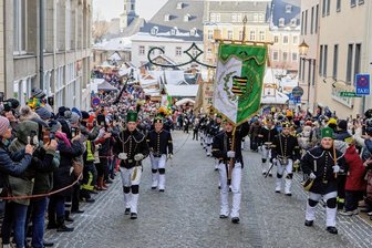 Die große Bergparade hat am Sonntag Tausende Besucher nach Annaberg-Buchholz gelockt. Nach dem Marsch die große Kirchgasse hinauf vereinten sich die Bergmusiker vor der St.-Annenkirche zum großen Abschlusskonzert.