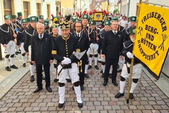Bergparade zum 38. Freiberger Bergstadtfest: 750 Berg- und Hüttenleute machen ihre Aufwartung - Oberberghauptmann Bernhard Cramer führt die traditionelle Parade an.