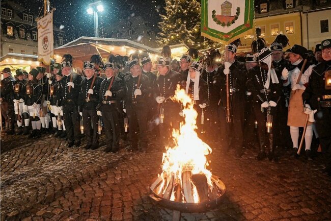 Bergparaden: Das Erzgebirge fest in Bergmannshand - Die Bergparade des Sächsischen Landesverbandes der Bergmanns-, Hütten- und Knappenvereine hat den Abschluss zum 332. Lößnitzer Weihnachtsmarkt gebildet.