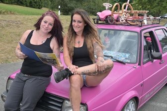 Bergpreis sprengt Bestwerte - Blickfang: Die Schwestern Lucy (links) und Cathleen Friedel aus Bockau erregten mit einem pinkfarbenen VW Jetta Aufsehen. Das Kult-Auto wird ausschließlich für den Bergpreis aus der Garage geholt.
