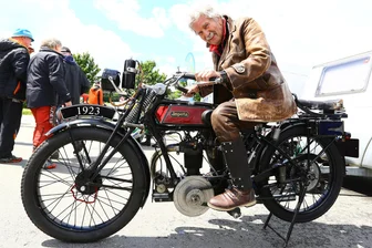 Bergrennen im Erzgebirge: 103 Jahre altes Motorrad erweist sich als Besuchermagnet - Der 78-jährige Gaststarter Lutz Reinhardt aus Annaberg-Buchholz fuhr das älteste Motorrad: eine Imperia, Baujahr 1923.