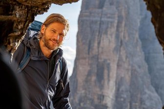 "Bergretter"-Serien-Star Sebastian Ströbel präsentiert Alpen-Doku - Sebastian Ströbel vor dem Eingang des Weltkiegsstollens Paternkofel.