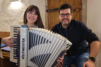 Bergsänger Geyer holen im Bürgergarten ein Nachwuchstalent auf die Bühne - Tilo Meyer und Leni Schaarschmidt freuen sich auf die Weihnachtsgala im Bürgergarten Stollberg.