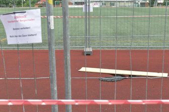 Bergschaden in Brand-Erbisdorf liegt im Bereich der „Kälbertanz Schächte“ - Der Tagebruch auf dem Sportplatzgelände des FSV Motor Brand-Erbisdorf ist mit Zäunen gesichert worden.