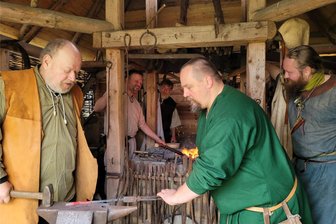 Bergstadt Bleiberg: Zum Jahrmarkt wird auch eine Filmkulisse präsentiert - André Scheer (vorn rechts) schlüpft in der Bergstadt Bleiberg in die Rolle des Schmieds.