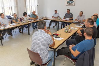 Bergstadt im Erzgebirge in Finanznot: Konzept soll Sparmöglichkeiten aufzeigen - Die Jöhstädter Stadträte – hier während einer Sitzung im Ortsteil Steinbach – müssen sich mit den akuten Finanzproblemen der Kommune herumschlagen.