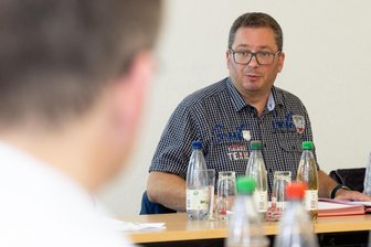 Bergstadt im Erzgebirge in Not: Landratsamt erklärt Beschluss für rechtswidrig - Jöhstadts Bürgermeister André Zinn hatte zuletzt wieder schlechte Nachrichten.