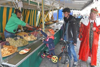 Bergstadtfest erlebt zweiten Partytag - Das 37. Bergstadtfest wartet in Freiberg auch mit Kulinarischem auf. Raoul Galinski zum Beispiel bietet Trockenfrüchte und Nüsse an.