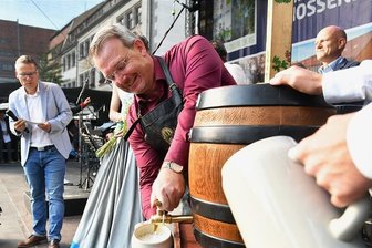 Bergstadtfest eröffnet: Freiberg darf wieder feiern - und krönt seine neue Silberstadtkönigin - Nach dem fünften Schlag läuft das Bier. Oberbürgermeister Sven Krüger eröffnet das Bergstadtfest auf der Hauptbühne auf dem Obermarkt.