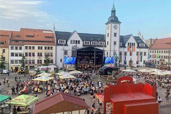 Bergstadtfest Freiberg am Donnerstagabend: Obermarkt gut gefüllt - Am Donnerstagabend ist der Freiberger Obermarkt zum Bergstadtfest gut gefüllt. Es spielt die Mittelsächsische Philharmonie unter Leitung von Martin Spahr, die Solisten Kirstin Scott sowie Yannik Gräf singen Hits der vergangenen Jahrzehnte.