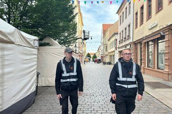 Bergstadtfest Freiberg geht in die heiße Phase – Wer morgens um sieben schon unterwegs ist - Der Morgen vor dem Bergstadtfest-Samstag: Zwei Mitarbeiter des Sicherheitsdiensts Pegasus aus Dresden schauen in der leeren Burgstraße nach dem Rechten.