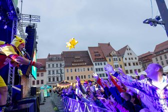 Bergstadtfest in Freiberg: Das sind die schönsten Bilder vom Freitag - Mit Pikachu zurück in die 90er: Venga Venga brachten den Obermarkt in Freiberg zum Bergstadtfest in Partystimmung.