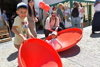 Bergstadtfest in Freiberg: Das sind die schönsten Bilder vom Samstag - Familie Hauser mit Theodor (6) und Elisabeth (3) kommt jedes Jahr zu den Familienangeboten an der Nikolaikirche.