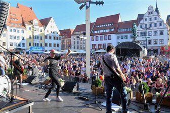 Bergstadtfest in Freiberg: Stimmung und Trubel - Steffen Lukas und das Plattenbauorchester begeistern am Samstagabend zum 36.Bergstadtfest in Freiberg das Publikum auf dem Obermarkt.