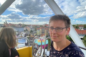 Bergstadtfest-Rummel in Freiberg: Das sind die fünf verrücktesten Fahrgeschäfte - Das Riesenrad mit offenen Gondeln bringt leichten Nervenkitzel, aber auch einen traumhaften Blick über die Freiberger Altstadt.