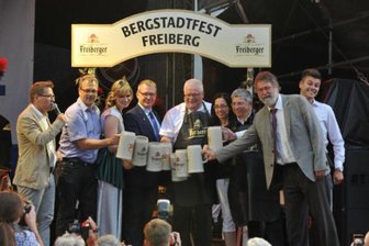 Bergstadtfest: Stadt muss nach Unwetter improvisieren - Mitten in der Eröffnungszeremonie am Obermarkt war Bürgermeister Sven Krüge am Donnerstag ans Mikrofon getreten und hatte die Besucher des Bergstadtfestes gebeten, das Festgelände in Freiberg geordnet zu verlassen.