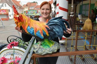 Bergstadtsommer mit Plan B - Zum Bergstadtsommer in Freiberg wird der Untermarkt ab heute, 12 Uhr, zum Jahrmarkt. Christel Kalbe von der Firma Melcher aus Kamern baute am Mittwoch einen Geschicklichkeitsparcours für Groß und Klein auf.