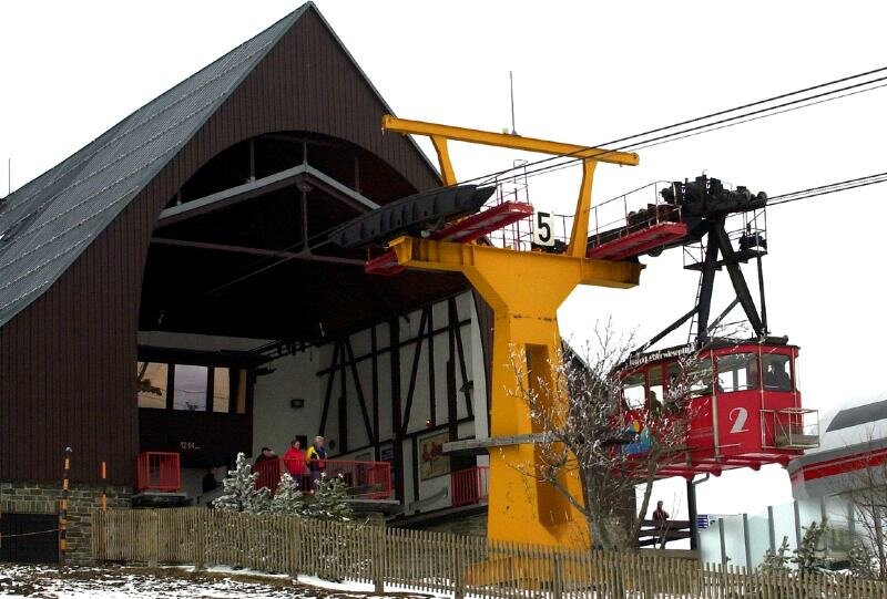 Bergstation erhält moderneren Eingang - 
              <p class="artikelinhalt">30.000 Euro investiert die Fichtelberg-Schwebebahn in die Modernisierung der Bergstation. </p>
            