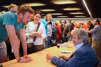 Bergsteiger-Legende Reinhold Messner in Plauen über seine Extremtouren: „Es war nicht verantwortungsvoll, aber ich würde es wieder tun“ - Marius Krauß aus Zwickau (links) kam mit der Bergsteigerlegende nach dem Dokumentarfilm kurz ins Gespräch.
