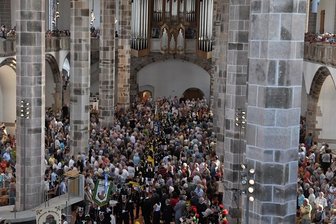 Bergstreittag diesmal in der XXL-Version - Beim Berggottesdienst war die St. Wolfgang-Kirche in Schneeberg bis auf den letzten Platz gefüllt.