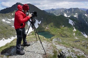 Bergsüchtig - Frank Meutzner im rumänischen Fagaras-Gebirge, bei Dreharbeiten für das Bergsportmagazin Biwak.