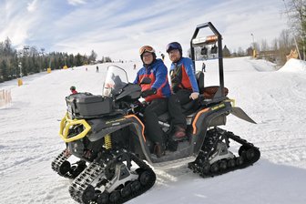 Bergwacht im Erzgebirge in dieser Wintersaison weniger gefordert als erwartet: Das ist der Grund - Martin Graf aus Schwarzenberg (l.) und Ralf Baumgarten aus Carlsfeld gehören zur Bergwacht Carlsfeld und waren am Wochenende am Adlerfelsen in Eibenstock im Einsatz.