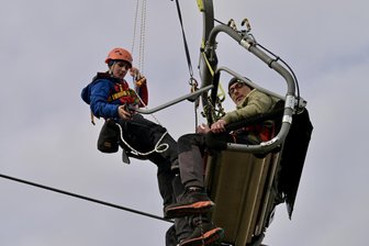 Bergwacht probt im Erzgebirge den Ernstfall: Warum bis zu zwei Drittel aller Einsätze vermeidbar wären - Julia Schönfelder von der Bergwacht Carlsfeld hat einem Liftnutzer das sogenannte Rettungsdreieck angelegt, um ihn gleich nach unten abseilen zu können.