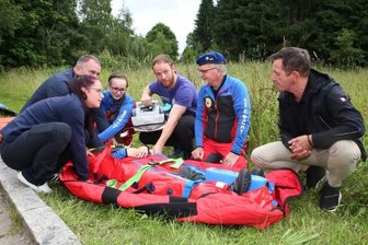 Bergwachten im Erzgebirge testen sächsische Erfindung: Diese Matratze erhöht Überlebenschancen - Die neue Rettungsmatratze im Probeeinsatz. Entwickler Andreas Körner (r.) im Gespräch mit Mitgliedern der Bergwachten. 