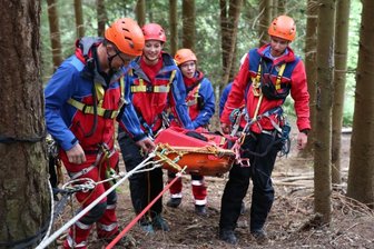Bergwachten trainieren am Klettersteig in Erlabrunn - Der Landesverband des DRK hat mit seinen Bergwächtern ein großes Ausbildungswochenende im Westerzgebirge organisiert. Unter anderem wurde am Klettersteig in Erlabrunn trainiert. 