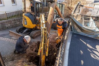Bergweg-Stützmauer in Rothenkirchen wird stabilisiert - Am Bergweg Rothenkirchen wird die Stützmauer saniert. Per Saugbagger wird der Einbau von 16 Pfeilerrücklagen vorbereitet.
